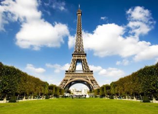 Francia: riaprono Disneyland Paris e la Torre Eiffel