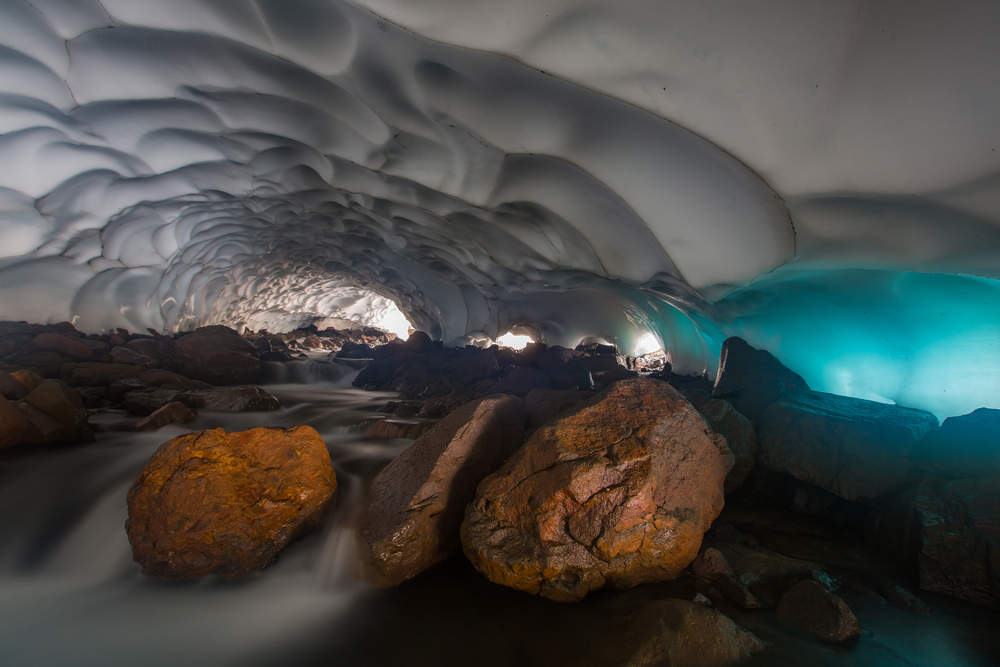 Grotta ghiacciata del vulcano Mutnovsky