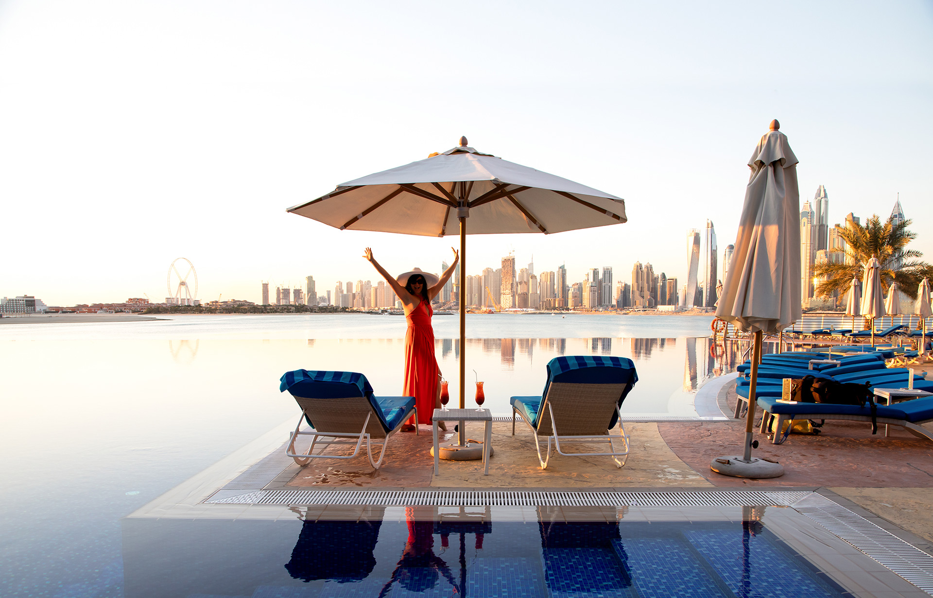 foto panoramica di dubai con ragazza in vacanza negli emirati arabi