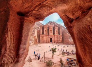 Petra, la Meraviglia Rosa del Deserto: Guida di Viaggio alla Città Perduta della Giordania