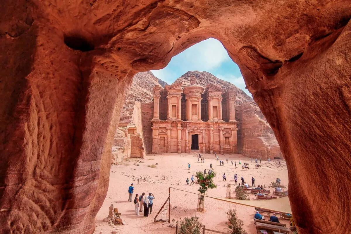 Petra, la Meraviglia Rosa del Deserto: Guida di Viaggio alla Città Perduta della Giordania